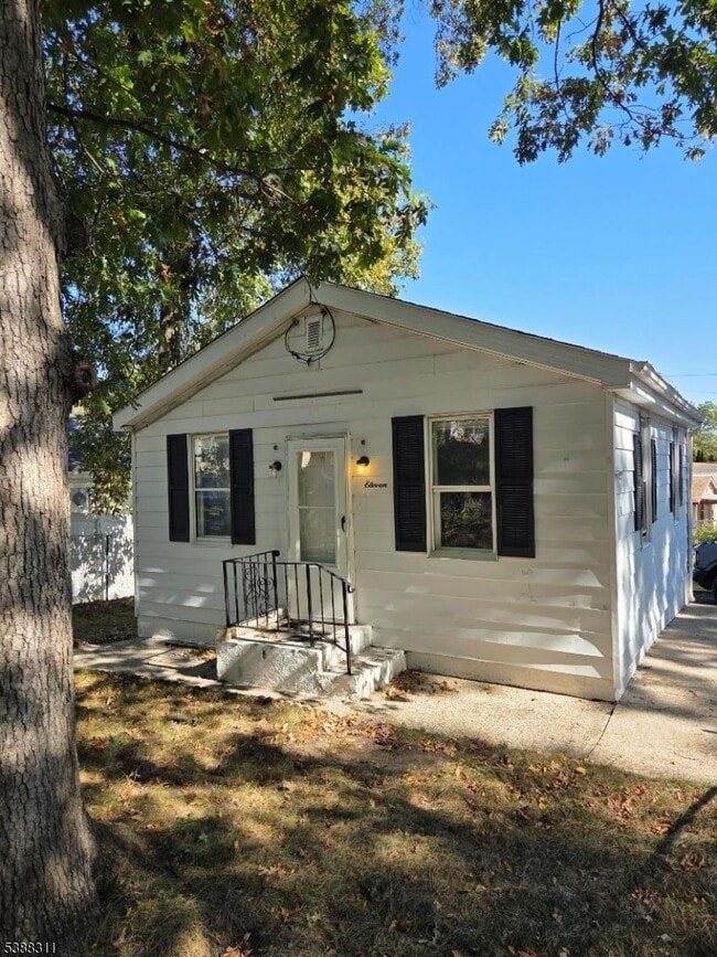 11 Lehigh Way in Hopatcong, NJ - Building Photo - Building Photo