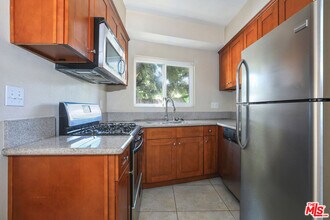 5401 W Olympic Blvd in Los Angeles, CA - Building Photo - Building Photo