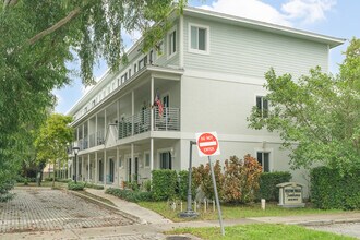 Wilton Walk Townhomes in Fort Lauderdale, FL - Building Photo - Building Photo