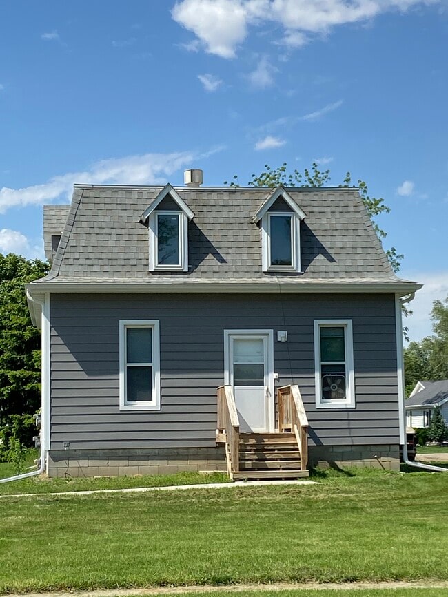 512 E 5th St, Unit 1 in Wayne, NE - Building Photo - Building Photo