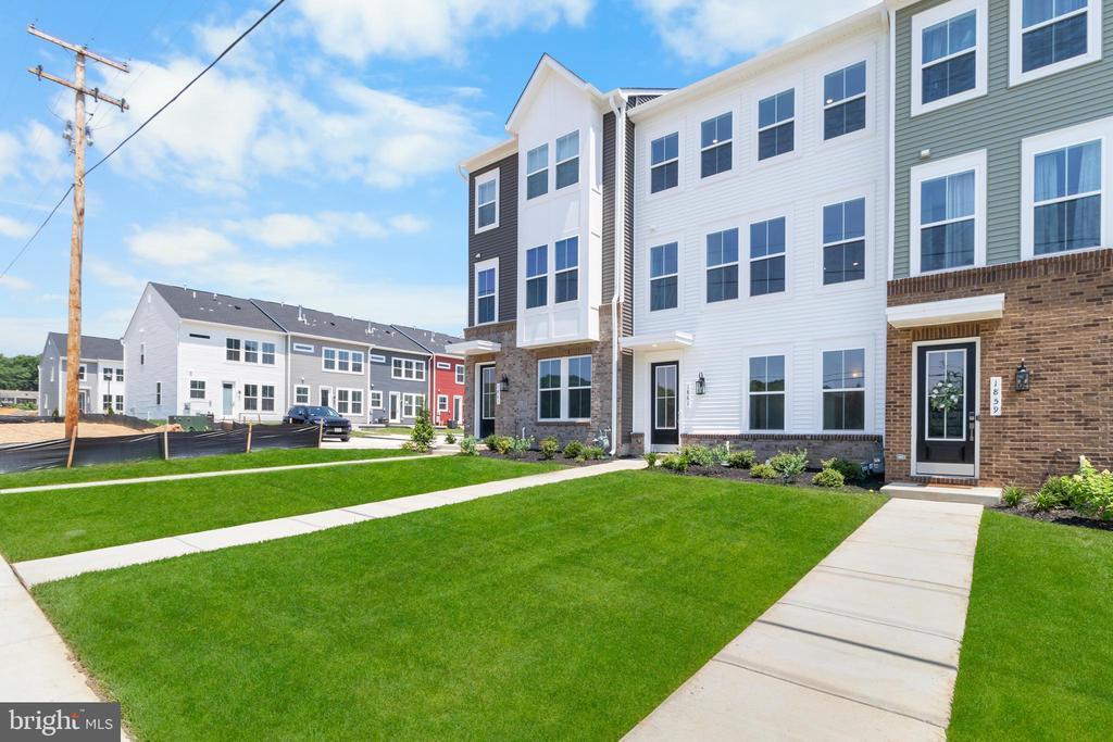 1861 Shookstown Rd in Frederick, MD - Building Photo