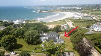 718 Bellevue Ave in Newport, RI - Building Photo