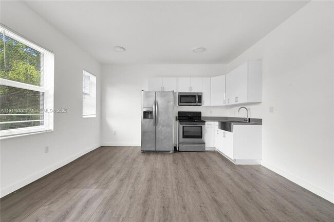 402 NW 12th Ave, Unit 210 in Miami, FL - Building Photo - Building Photo