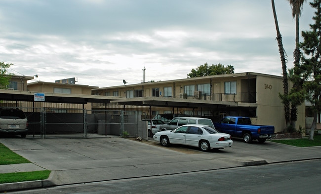 240 N Calaveras St in Fresno, CA - Foto de edificio - Building Photo