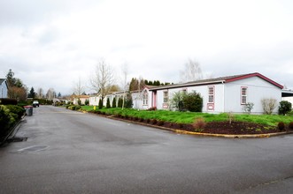 735 NE Burnett Rd in McMinnville, OR - Building Photo - Building Photo