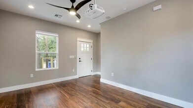105 Elkhart St in Austin, TX - Building Photo - Building Photo