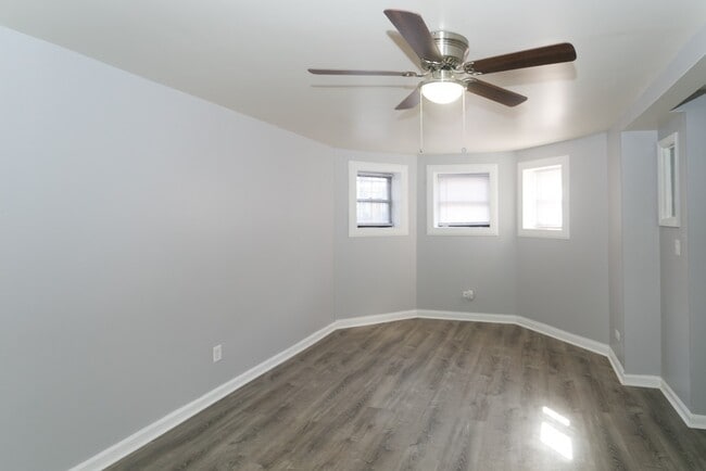 902 W Montrose Ave, Unit A00C