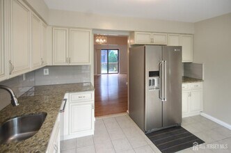 202 Hidden Village Dr in Perth Amboy, NJ - Building Photo - Building Photo