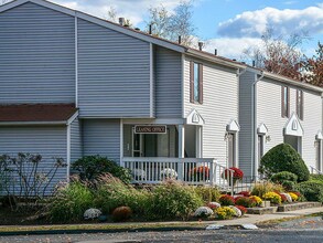 168 Fox Hill Ln in Enfield, CT - Building Photo - Building Photo