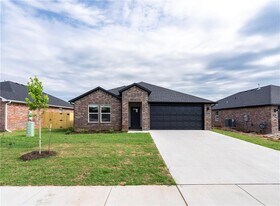 813 Heeler Ave in Lowell, AR - Building Photo