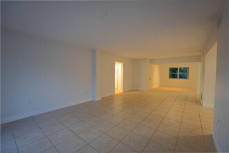 1075 92nd St in Bay Harbor Islands, FL - Building Photo - Building Photo