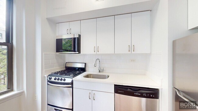 71 W 12th St in New York, NY - Building Photo - Building Photo