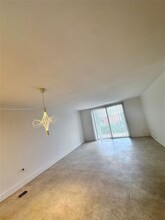 6940 Miami Gardens Dr in Hialeah, FL - Building Photo - Building Photo