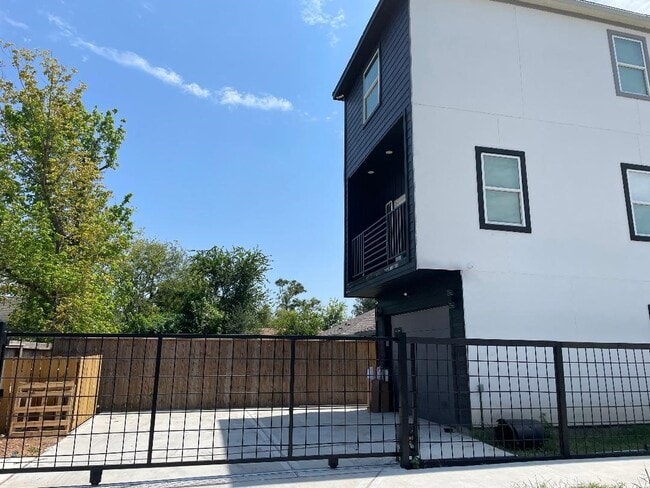 201 E 37th St in Houston, TX - Building Photo - Building Photo