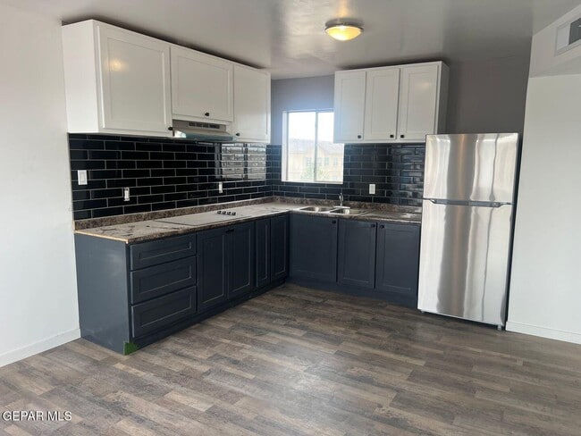 530 S Yarbrough Dr in El Paso, TX - Building Photo - Building Photo