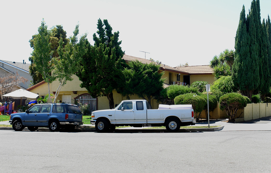 2074 N Highland St in Orange, CA - Foto de edificio