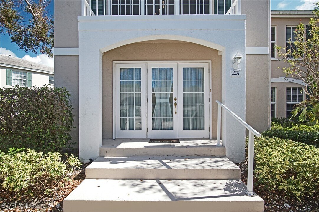 850 Tanbark Dr in Naples, FL - Building Photo
