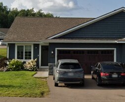 866 Daisy Ln in Eau Claire, WI - Building Photo