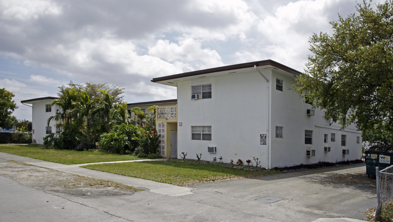 240 NW 193rd St in Miami, FL - Foto de edificio