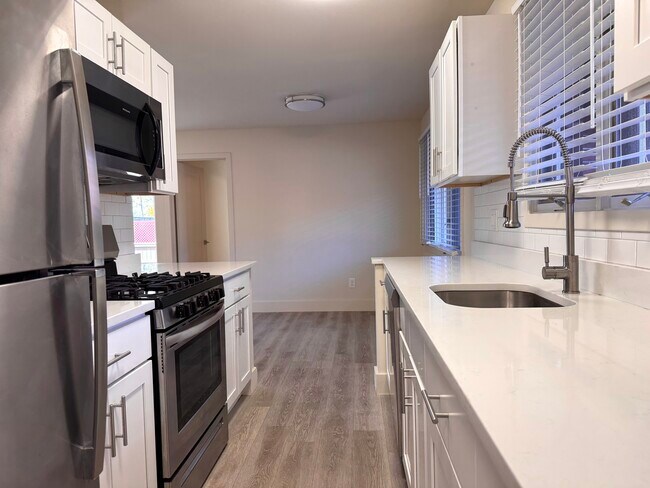 110 Montoya Dr in Branford, CT - Building Photo - Building Photo