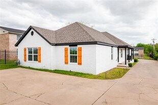 1975 W Deane St in Fayetteville, AR - Building Photo