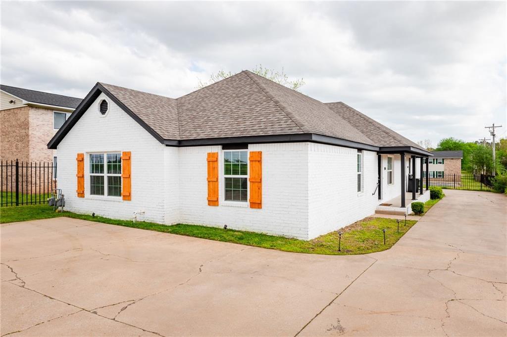 1975 W Deane St in Fayetteville, AR - Building Photo