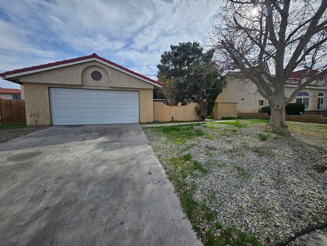 1650 Lauterbach St in Lancaster, CA - Building Photo - Building Photo