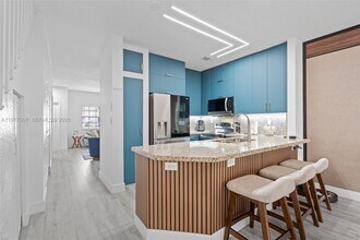 5725 NW 114th Path in Doral, FL - Foto de edificio - Building Photo