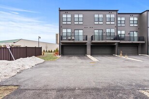 343 Summit Cir in Lombard, IL - Building Photo