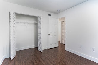 Gandy Parkside Apartments in Tampa, FL - Building Photo - Interior Photo