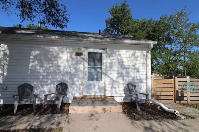 property at 715 W 14th St