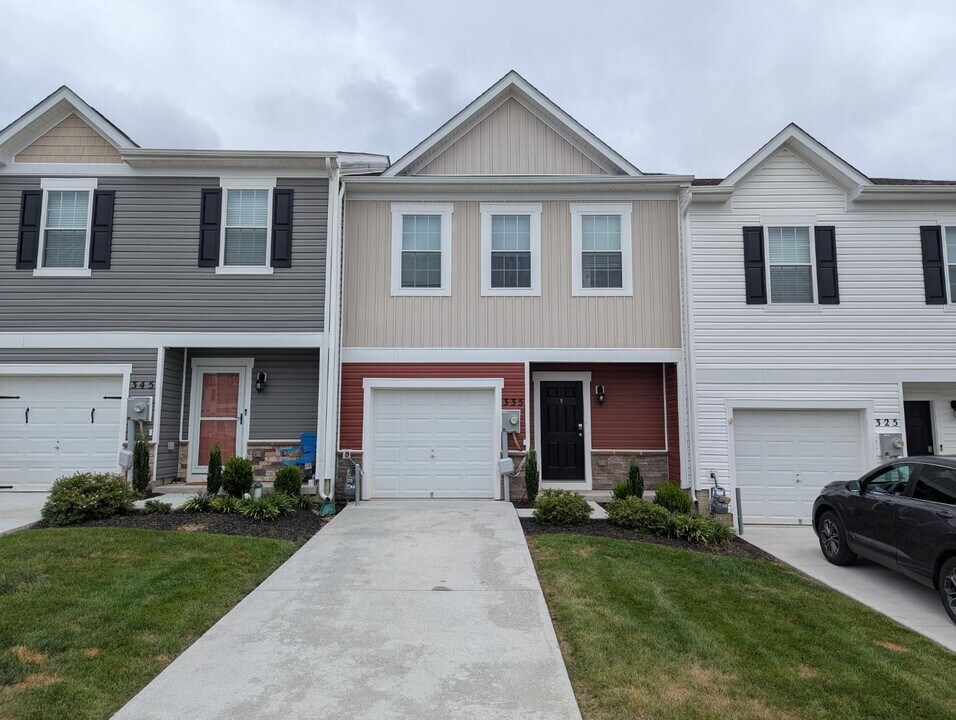 335 Locust Run Dr in York, PA - Building Photo