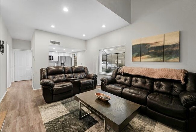 1920 Augusta Dr in Houston, TX - Building Photo - Building Photo