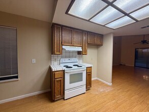 5014 Efthemia Way in Elk Grove, CA - Building Photo - Building Photo