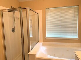 9119 Melody Park Ln in Houston, TX - Building Photo