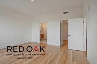 5727 La Mirada Ave in Los Angeles, CA - Building Photo - Building Photo