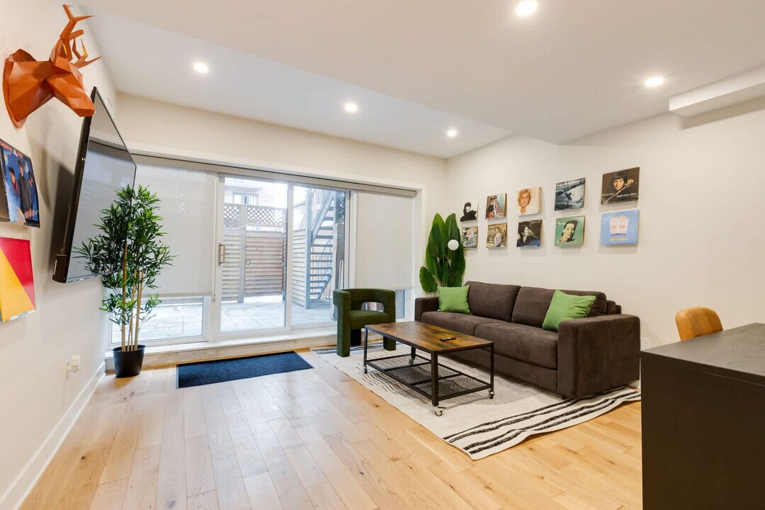 1520 Av des Pins O in Montréal, QC - Building Photo