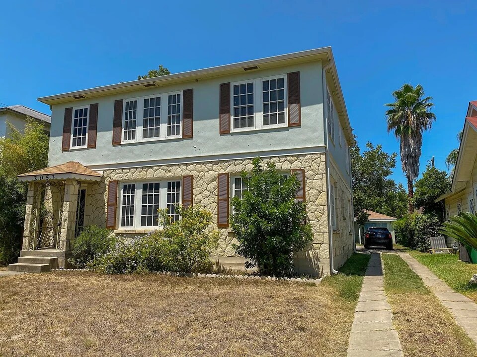 2053 W Gramercy Pl in San Antonio, TX - Building Photo