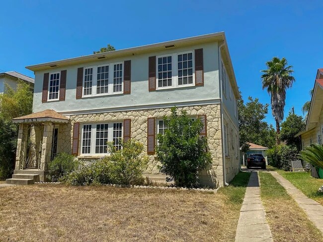 property at 2053 W Gramercy Pl