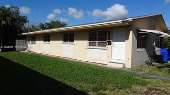2212 Johnson St in Hollywood, FL - Building Photo