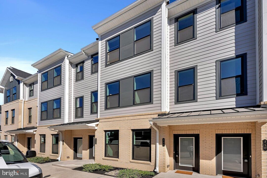 710 Parker Blvd in West Windsor Township, NJ - Foto de edificio