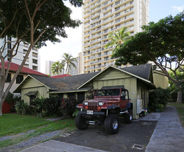 2445-2449 Ala Wai Blvd in Honolulu, HI - Building Photo - Building Photo