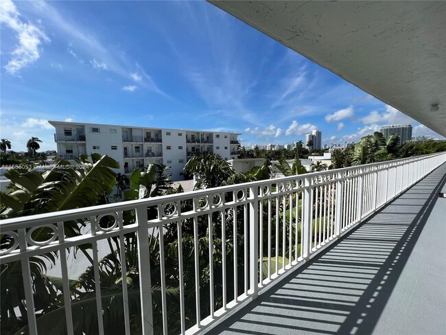 1575 Euclid Ave, Unit 505 in Miami Beach, FL - Building Photo - Building Photo