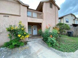 5225 Meadow Field in San Antonio, TX - Building Photo
