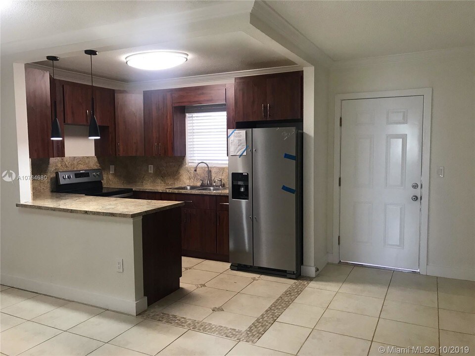 1265 W 24th St-Unit -203 in Hialeah, FL - Building Photo