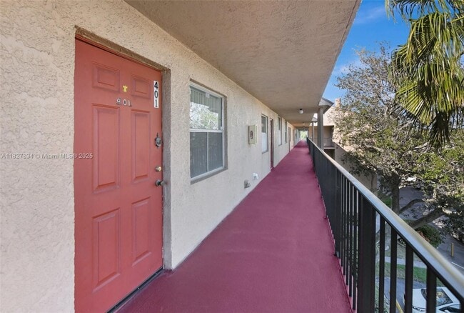 7300 Lake Cir Dr in Margate, FL - Foto de edificio - Building Photo