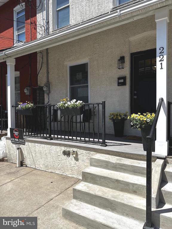 property at 221 Walnut St