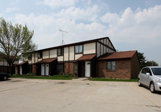 Chadwick Place Apartments in Elyria, OH - Foto de edificio - Building Photo