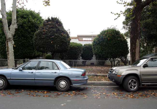 1055 N St Andrews Pl in Los Angeles, CA - Building Photo - Building Photo