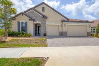 7228 Great Egret Blvd in Sarasota, FL - Building Photo - Building Photo
